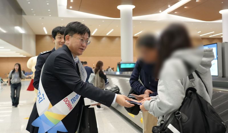 김종호 인천공항본부세관장(앞줄 왼쪽)이 지난 11일 인천공항 제2여객터미널 1층 입국장에서 해외 여행자를 대상으로 여행자휴대폰 성실신고 동참을 홍보하고 있다. 인천공항본부세관 제공