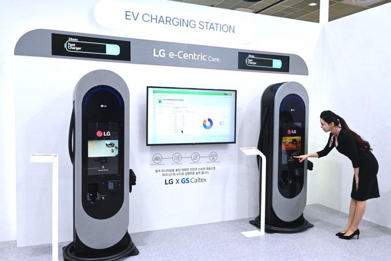 모델이 지난해 3월 6일 서울 강남구 코엑스 'EV트렌드코리아' 내 LG전자 전기차 충전기를 체험하고 있다. 뉴시스