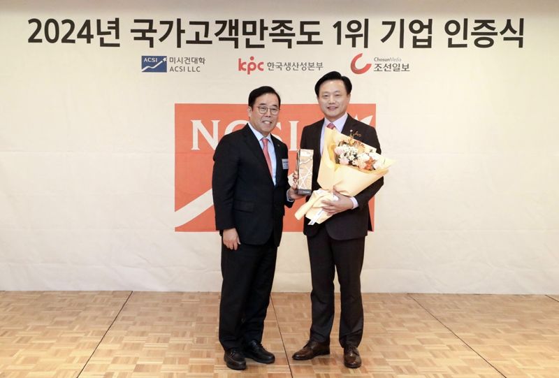 김이배 제주항공 대표이사(오른쪽)이 12일 서울 중구 롯데호텔에서 열린 '2024년 국가고객만족도(NCSI) 인증식'에서 저비용항공(LCC)부문 1위 인증을 받은 뒤 박성중 한국생산성본부 회장과 기념촬영을 하고 있다. 제주항공 제공