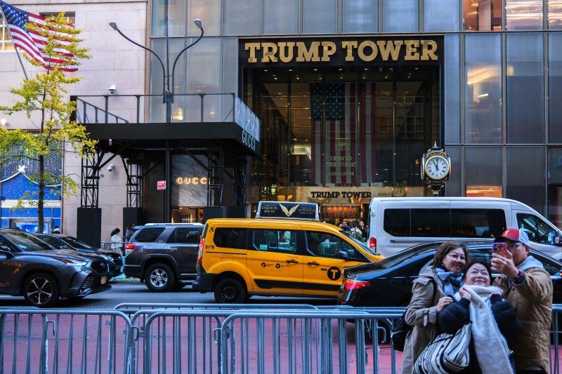 지난해 11월 12일 미국 뉴욕 맨해튼 56번가에 위치한 트럼프 타워에서 관광객들이 기념 사진을 찍고 있다.AFP연합뉴스