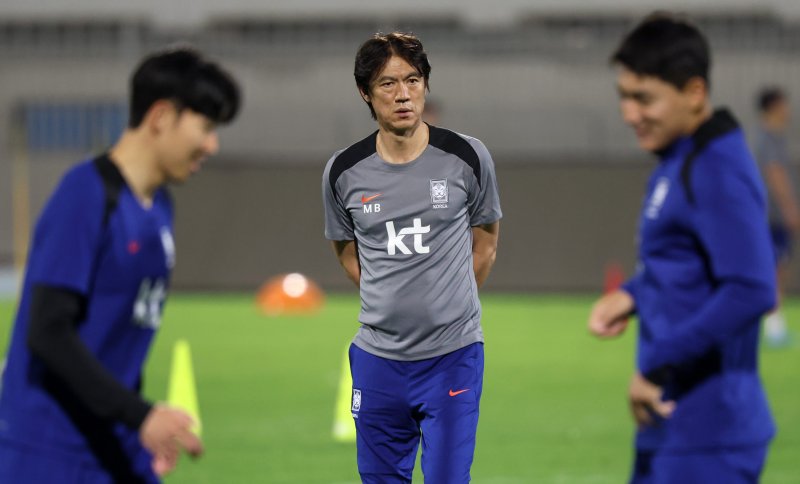 [쿠웨이트시티(쿠웨이트)=뉴시스] 이영환 기자 = 홍명보 축구 대표팀 감독이 12일(현지시각) 쿠웨이트 압둘라 알 칼리파 스타디움에서 손흥민, 주민규의 훈련을 지켜보고 있다.홍명보 감독이 이끄는 축구 대표팀은 14일 쿠웨이트 자베르 알아흐마드 국제경기장에서 쿠웨이트와 북중미 월드컵 아시아 3차 예선 B조 5차전을 치른다. 2024.11.12. 20hwan@newsis.com