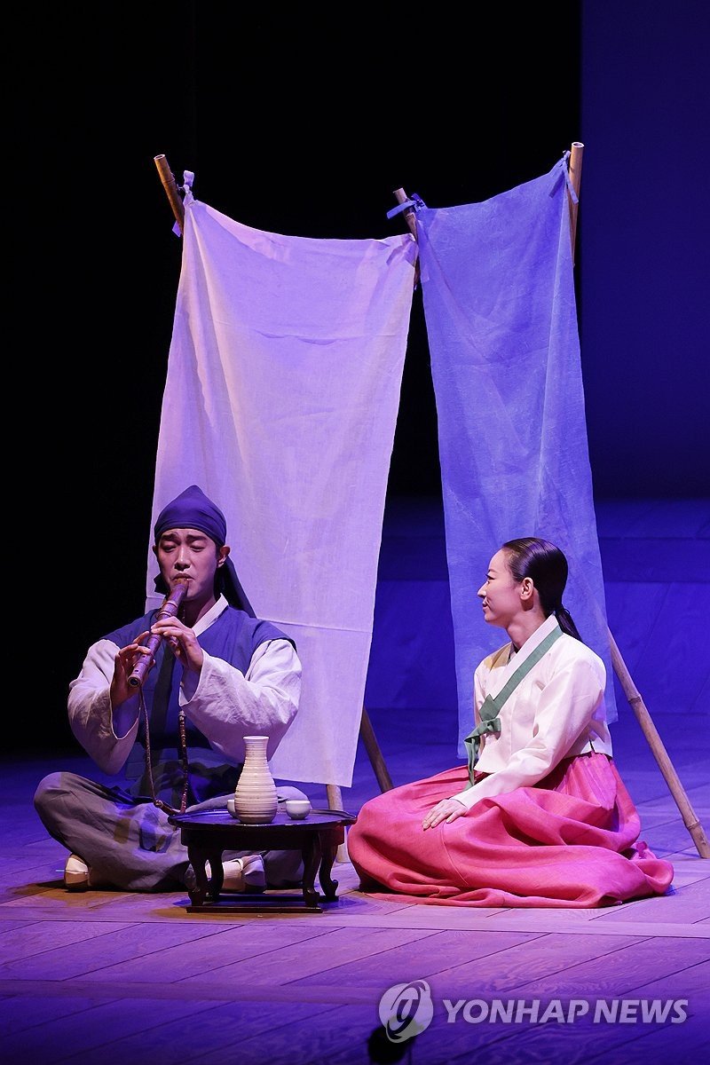 지난해 서울 종로구 세종문화회관 M씨어터에서 열린 연극 '퉁소소리' 프레스콜에서 배우들이 열연하고 있다. '퉁소소리'는 임진왜란과 정유재란 명청교체기의 주인공 최척의 여정을 담고 있다. 연합뉴스