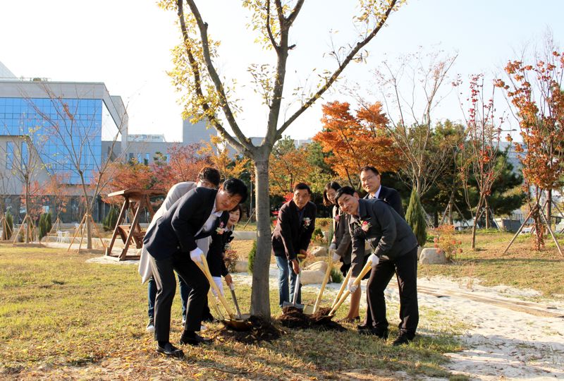 허성형 지속가능경영사무국장과 민창기 에너지인프라본부장(가장 오른쪽부터) 등이 미세먼지 저감 5호 숲 준공 행사에서 식수 세레머니를 하고 있다. 포스코인터내셔널 제공