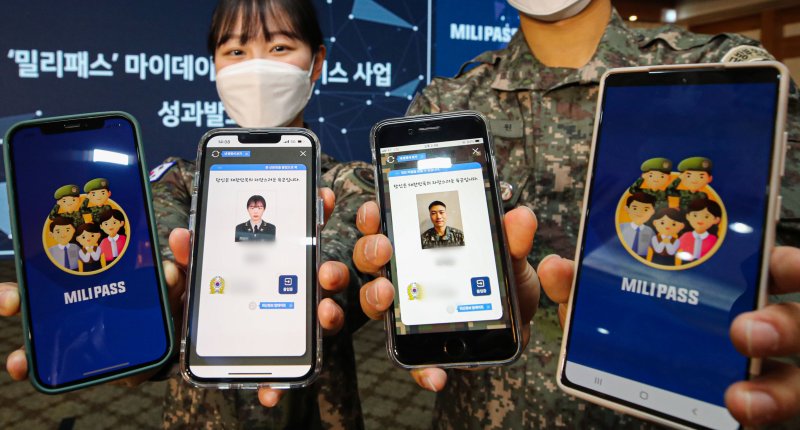 [지난 9일 오후 서울 용산구 육군회관에서 열린 '밀리패스 마이데이터 실증서비스 사업 성과발표회'에서 육군 관계자가 휴대폰에 설치된 밀리패스 앱을 선보이고 있다. 밀리패스는 국방인사정보체계를 활용해 현역 또는 군인 가족 인증이 가능한 모바일 육군 인증 서비스다. 사용자는 밀리패스 앱을 통해 각종 인증서를 조회하고 발급할 수 있고 군 복지혜택을 누릴 수 있다. 내년 1월 1일부터 육군 전 부대에 전면 도입된다. 사진=뉴시스