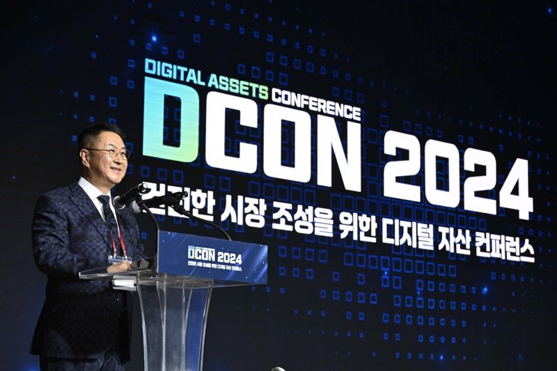 13일 서울 중구 신라호텔에서 열린 ‘디지털자산 컨퍼런스(D-CON) 2024’에서 이석우 두나무 대표가 개회사를 하고 있다. 두나무 제공