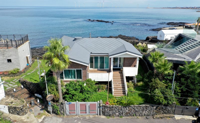 [제주=뉴시스] 우장호 기자 = 전주지검은 지난달 30일 제주시 한림읍에 위치한 문다혜씨 소유의 별장을 압수수색했다. 이 별장은 문다혜씨가 문재인 전 대통령의 멘토로 알려진 송기인 신부로부터 2022년 7월에 구입한 것으로 알려졌다. 검찰은 약 10여 분간 진행된 압수수색에서 특정한 물건을 가져가지는 않은 것으로 전해졌다. 3일 오전 제주시 한림읍 소재 별장 모습. 2024.09.03. woo1223@newsis.com