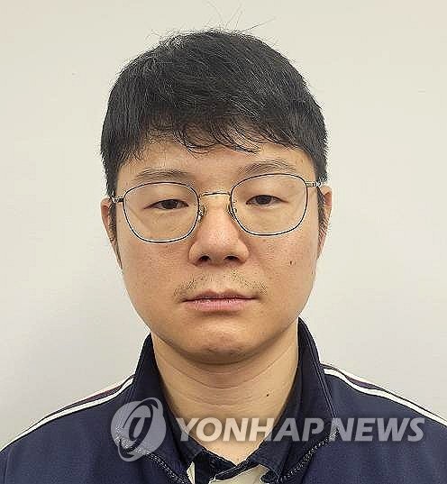 훼손 시신 북한강 유기한 양광준 신상공개 (춘천=연합뉴스) 강원경찰청이 함께 근무하던 여성 군무원을 살해한 뒤 시신을 훼손하고 화천군 북한강에 유기한 혐의를 받는 현역 군 장교 양광준(38)의 신상정보를 13일 공개했다. 2010년 신상정보 공개 제도 도입 이후 군인 신분의 피의자가 신상이 공개된 건 처음이다. 사진은 양광준의 머그샷. 2024.11.13 [강원경찰청 제공. 재판매 및 DB 금지] conanys@yna.co.kr (끝)