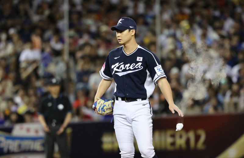 2024 WBSC 프리미어12 B조 예선 대한민국과 대만의 경기, 5회말 2사 2루 상황에서 마운드에 오른 곽도규가 투구를 준비하며 로진백을 만지고 있다. 뉴스1