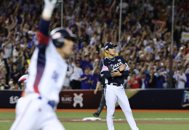 13일(현지시간) 오후 대만 타이베이시 타이베이돔에서 열린 2024 WBSC 프리미어12 B조 예선 대한민국과 대만의 경기, 2회말 대만 공격 2사만루 상황에서 대한민국 선발 고영표가 천천웨이에게 만루 홈런을 허용하고 있다. 뉴스1