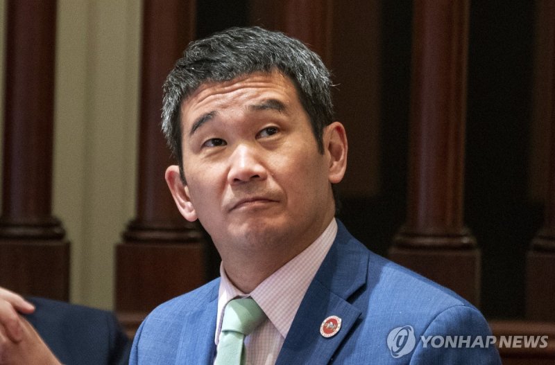 미 연방 하원의원에 당선된 한국계 데이브 민 FILE - State Sen. Dave Min, D-Irvine, listens as lawmakers discuss a bill before the Senate at the Capitol in Sacramento, Calif., July 10, 2023. (AP Photo/Rich Pedroncelli, File) AP FILE PHOTO
