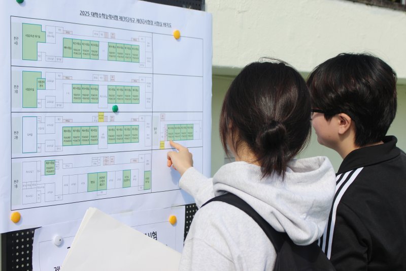 [제주=뉴시스] 양영전 기자 = 2025학년도 대학수학능력시험 수험생들이 예비소집일인 13일 오후 제주95지구 제6시험장인 제주중앙여자고등학교에서 배치표를 확인하고 있다. 2024.11.13. 0jeoni@newsis.com