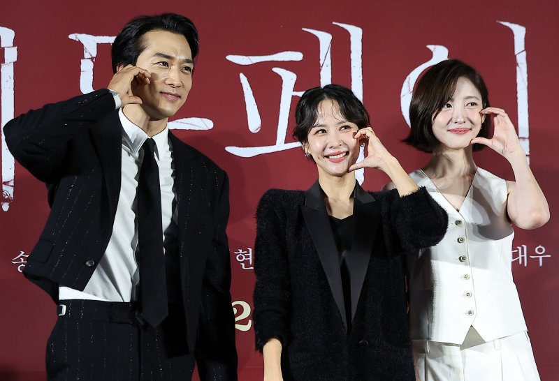 배우 송승헌(왼쪽부터), 조여정, 박지현이 22일 서울 광진구 건대 롯데시네마에서 열린 영화 '히든페이스' 제작보고회에 참석해 포즈를 취하고 있다. 영화 ‘히든페이스’는 실종된 약혼녀 ‘수연’(조여정)의 행방을 쫓던 ‘성진’(송승헌) 앞에 ‘수연’ 후배 ‘미주’(박지현)가 나타나고, 사라진 줄 알았던 ‘수연’이 그들과 가장 가까운 비밀의 공간에 갇힌 채 벗겨진 민낯을 목격하며 벌어지는 색(色)다른 밀실 스릴러다. 오는 11월 20일 개봉. 2024.10.22/뉴스1 ⓒ News1 김진환 기자