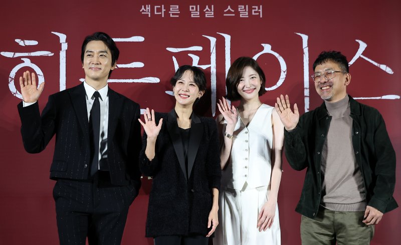 배우 송승헌(왼쪽부터), 조여정, 박지현, 김대우 감독이 22일 서울 광진구 건대 롯데시네마에서 열린 영화 '히든페이스' 제작보고회에 참석해 포즈를 취하고 있다. 영화 ‘히든페이스’는 실종된 약혼녀 ‘수연’(조여정)의 행방을 쫓던 ‘성진’(송승헌) 앞에 ‘수연’ 후배 ‘미주’(박지현)가 나타나고, 사라진 줄 알았던 ‘수연’이 그들과 가장 가까운 비밀의 공간에 갇힌 채 벗겨진 민낯을 목격하며 벌어지는 색(色)다른 밀실 스릴러다. 오는 11월 20일 개봉. 2024.10.22/뉴스1 ⓒ News1 김진환 기자