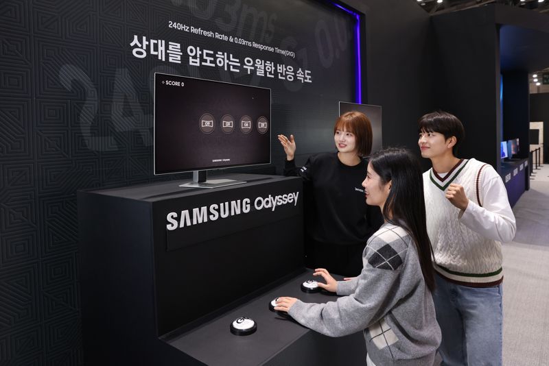 삼성전자 모델이 지스타 2024 오디세이 모니터 체험존 'All Ready. OLED'에서 오디세이 모니터의 높은 주사율을 경험할 수 있는 '동체 시력 테스트'를 체험하고 있다. 삼성전자 제공