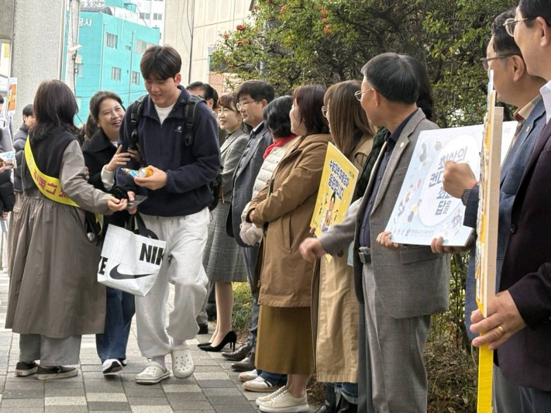 2025학년도 대학수학능력시험일인 13일 충북 옥천군 옥천고등학교 앞에서 황규철 옥천군수를 비롯한 학부모 등이 수험생을 응원하고 있다.(옥천군 제공) /뉴스1