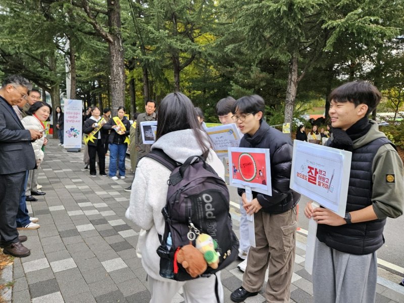 2025학년도 대학수학능력시험일인 13일 충북 옥천군 옥천고등학교 앞에서 이 학교 후배들이 수험생을 응원하고 있다. /뉴스1