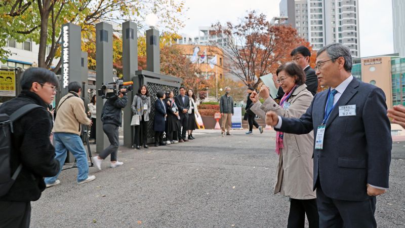 2025학년도 대학수학능력시험(수능)이 치러진 14일 오전 서울 서초구 반포고등학교에 마련된 고사장에서 정근식 서울시교육감이 수험생들을 격려하고 있다. 사진=서동일 기자