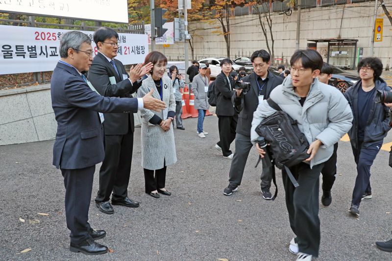 2025학년도 대학수학능력시험(수능)이 치러진 14일 오전 서울 서초구 반포고등학교에 마련된 고사장에서 정근식 서울시교육감이 수험생들을 격려하고 있다. 사진=서동일 기자