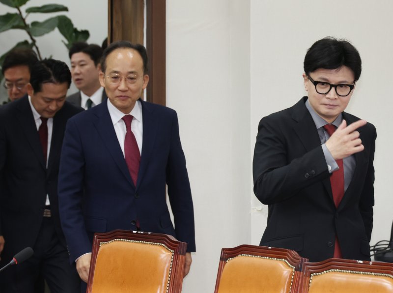 국민의힘 한동훈 대표와 추경호 원내대표가 14일 국회에서 열리는 최고위원회의에 입장하고 있다. 연합뉴스