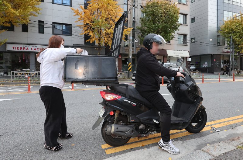 2025학년도 대학수학능력시험일인 14일 오전 서울시교육청 12지구 제22시험장인 서울 마포구 홍익대학교사범대학부속여자고등학교에서 한 수험생이 오토바이를 타고 시험장으로 향하고 있다. 2024.11.14/뉴스1 ⓒ News1 김성진 기자