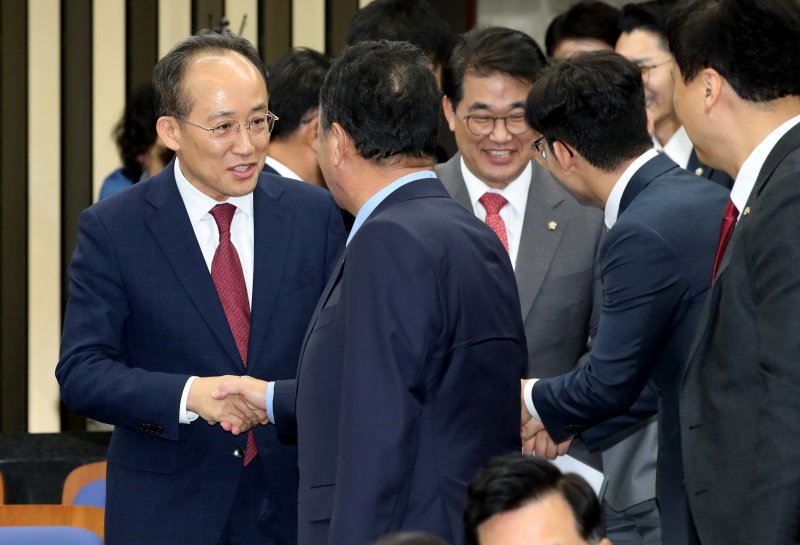 추경호 국민의힘 원내대표와 배준영 원내수석부대표가 14일 오후 서울 여의도 국회에서 열린 의원총회에서 의원들과 인사나누고 있다. 뉴스1