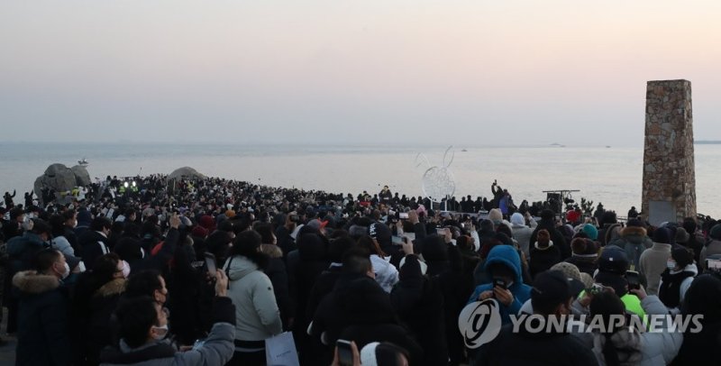 간절곶 일출 기다리는 해맞이객들 간절곶 일출 기다리는 해맞이객들 (울산=연합뉴스) 김용태 기자 = 1일 오전 한반도 육지에서 가장 먼저 새해 일출 을 볼 수 있는 울산시 울주군 간절곶에서 해맞이객들이 해가 뜨기를 기다리고 있다. 2023.1.1 yongtae@yna.co.kr (끝)