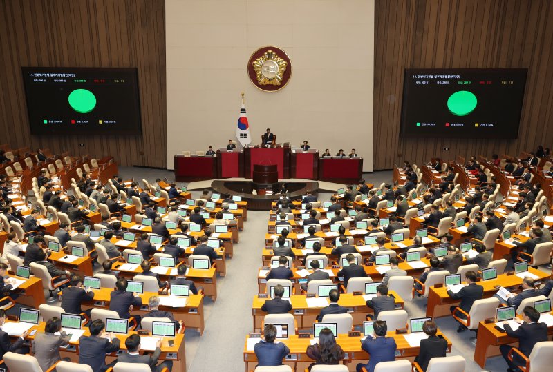 北 오물풍선 피해 보상법 본회의 통과…5월 발생 피해도 소급 적용