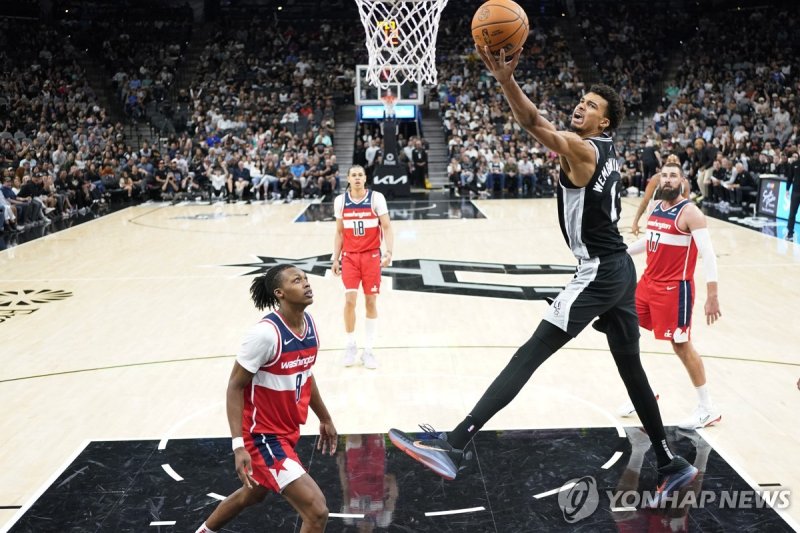 샌안토니오 빅토르 웸반야마의 슛 Nov 13, 2024; San Antonio, Texas, USA; San Antonio Spurs center Victor Wembanyama (1) lays in a basket over Washington Wizards guard Bub Carrington (8) during the second half at Frost Bank Center. Mandatory Credit: Scott Wachter-Imagn Images