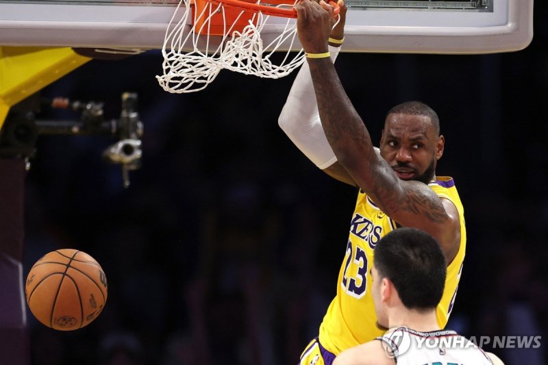 르브론 제임스의 덩크 LOS ANGELES, CALIFORNIA - NOVEMBER 13: LeBron James #23 of the Los Angeles Lakers dunks the ball in front of Zach Edey #14 of the Memphis Grizzlies during the fourth quarter at Crypto.com Arena on November 13, 2024 in Los Angeles, California. NOTE TO USER: User expressly acknowledges and