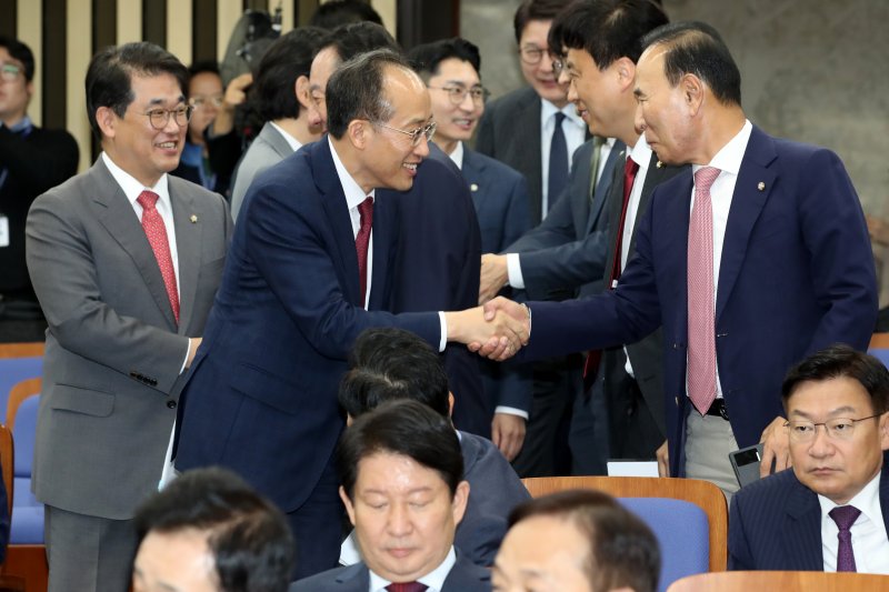 추경호 국민의힘 원내대표가 14일 오후 서울 여의도 국회에서 열린 의원총회에서 의원들과 인사나누고 있다. 2024.11.14/뉴스1 ⓒ News1 이광호 기자 /사진=뉴스1