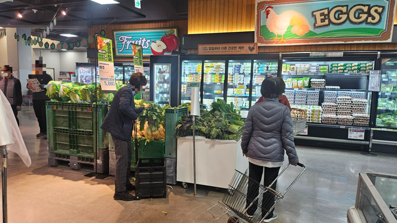 지난 14일 서울 영등포구 롯데마트 양평점의 채소 코너에서 소비자들이 장을 보고 있다. /사진=노유정 기자