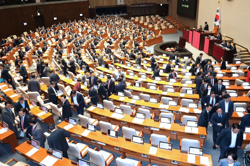 퇴장하는 與 14일 오후 국회 본회의에서 국민의힘 의원들이 '김건희 여사 특검법' 수정안에 대한 반대토론을 마친 뒤 표결 전 퇴장하고 있다. 연합뉴스