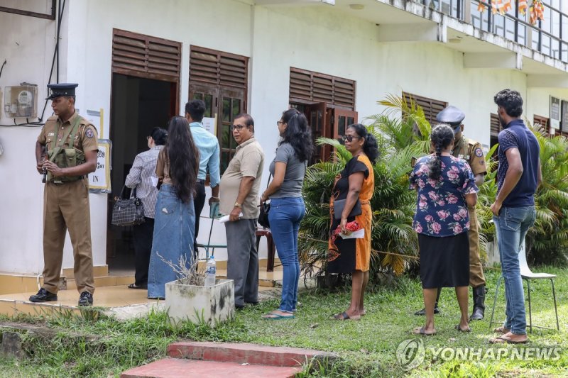 스리랑카 콜롬보의 한 투표소에서 줄을 선 채 기다리는 유권자들 epa11719879 Sri Lankan people wait outside a polling station before voting during parliamentary elections, in Colombo, Sri Lanka, 14 November 2024. Nearly 17.1 million registered voters in Sri Lanka go to the polls to elect 225 members to form a new parliament. Sri