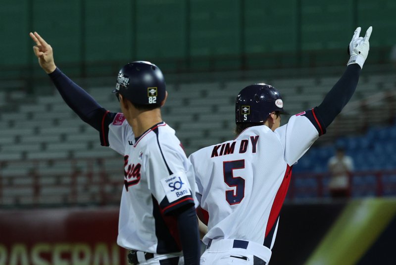 14일(현지시간) 오후 대만 타이베이시 톈무 야구장에서 열린 2024 WBSC 프리미어12 B조 예선 대한민국과 쿠바의 경기, 2회말 대한민국 공격 2사 만루 상황에서 김도영이 만루홈런을 친 뒤 홈을 향해 달리고 있다. 2024.11.14/뉴스1 ⓒ News1 장수영 기자