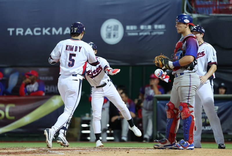 14일(현지시간) 오후 대만 타이베이시 톈무 야구장에서 열린 2024 WBSC 프리미어12 B조 예선 대한민국과 쿠바의 경기, 2회말 대한민국 공격 2사 만루 상황에서 김도영이 만루홈런을 친 뒤 동료들과 기뻐하고 있다. 2024.11.14/뉴스1 ⓒ News1 장수영 기자