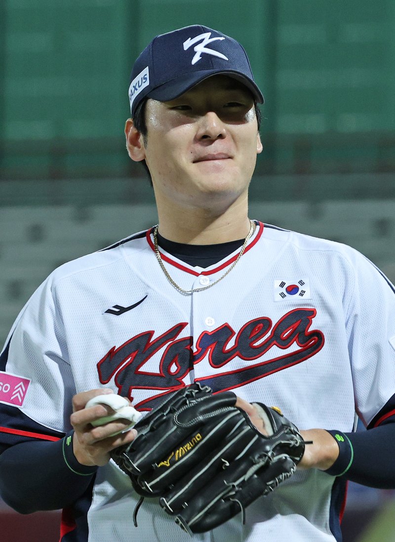 14일(현지시간) 오후 대만 타이베이시 톈무 야구장에서 열린 2024 WBSC 프리미어12 B조 예선 대한민국과 쿠바의 경기, 3회초 쿠바 공격 2사 1, 3루 상황에서 대한민국 선발 곽빈이 요안 몬카다의 홈런성 타구가 중견수 플라이 아웃처리 되자 웃음을 띄며 더그아웃으로 걸어가고 있다. 2024.11.14/뉴스1 ⓒ News1 장수영 기자