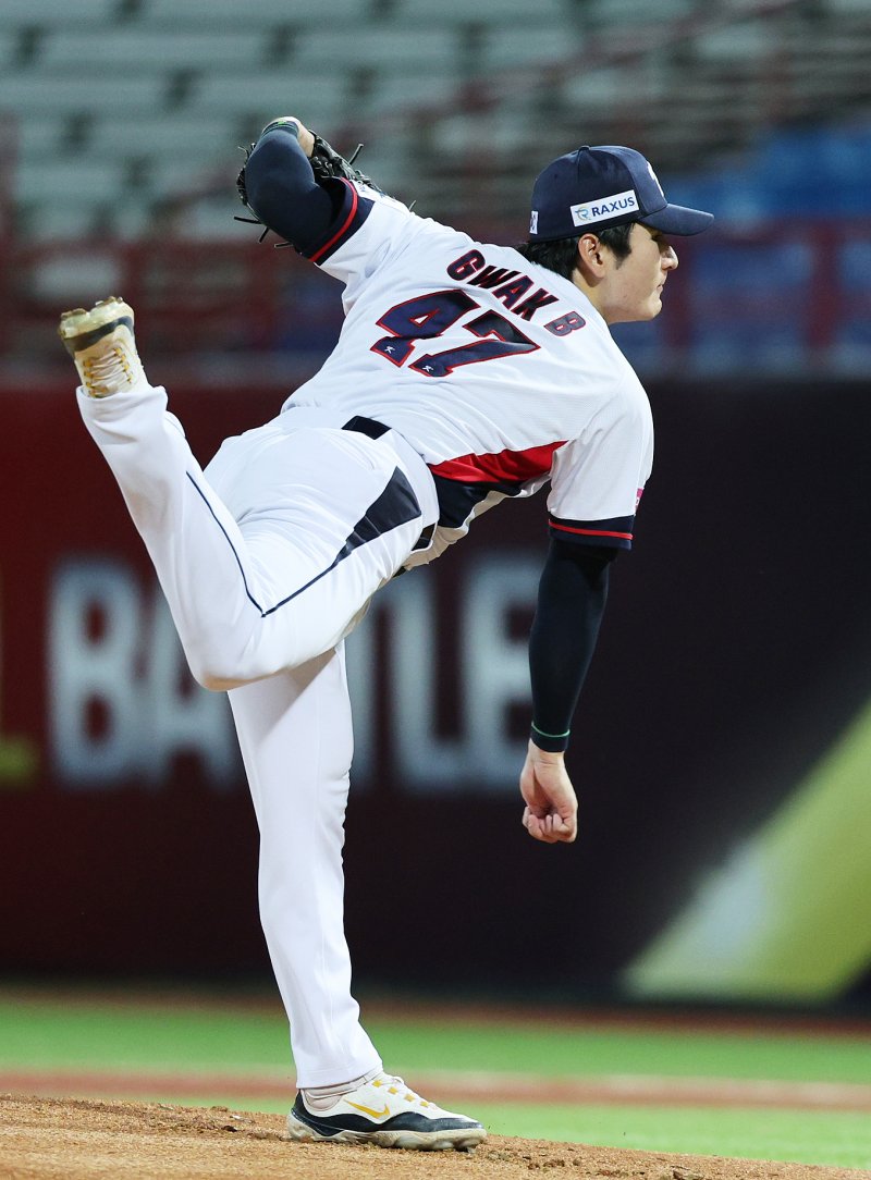 14일(현지시간) 오후 대만 타이베이시 톈무 야구장에서 열린 2024 WBSC 프리미어12 B조 예선 대한민국과 쿠바의 경기, 1회초 대한민국 선발 곽빈이 역투하고 있다. 2024.11.14/뉴스1 ⓒ News1 장수영 기자