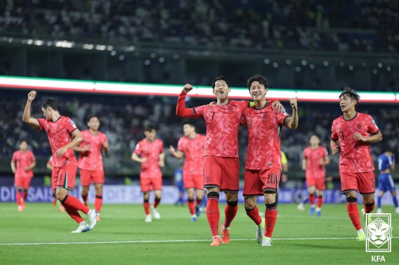 축구대표팀의 손흥민이 추가 득점 후 이재성과 기뻐하고 있다. (대한축구협회 제공)