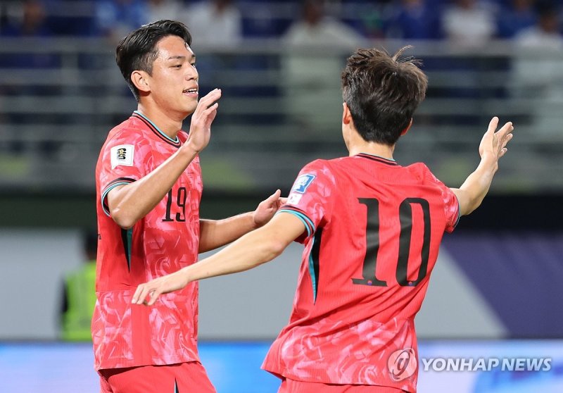 대한민국 첫 골 넣은 오세훈 대한민국 첫 골 넣은 오세훈 (쿠웨이트시티=연합뉴스) 황광모 기자 = 14일 오후(현지시간) 쿠웨이트 자베르 알 아흐메드 국제 경기장에서 열린 2026 북중미 월드컵 아시아지역 3차 예선 B조 5차전 한국과 쿠웨이트의 경기. 대한민국 오세훈이 첫 골을 넣고 세리머니를 하고 있다. 2024.11.14 hkmpooh@yna.co.kr (끝)