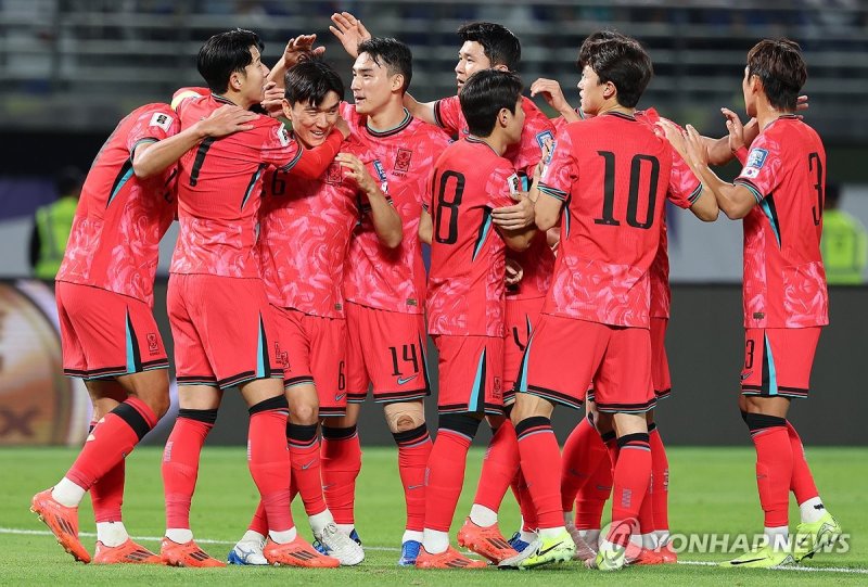 선제골 넣은 대한민국 선제골 넣은 대한민국 (쿠웨이트시티=연합뉴스) 황광모 기자 = 14일 오후(현지시간) 쿠웨이트 자베르 알 아흐메드 국제 경기장에서 열린 2026 북중미 월드컵 아시아지역 3차 예선 B조 5차전 한국과 쿠웨이트의 경기. 대한민국 오세훈이 첫 골을 넣자 선수들이 서로를 격려하고 있다. 2024.11.14 hkmpooh@yna.co.kr (끝)