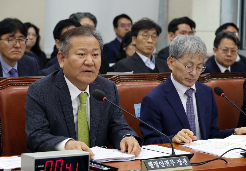 [서울=뉴시스] 고승민 기자 = 이상민 행정안전부 장관이 지난 14일 서울 여의도 국회에서 열린 제418회 국회(정기회) 행정안전위원회 전체회의에서 의원 질의에 답하고 있다. 2024.11.14. kkssmm99@newsis.com