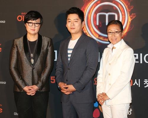 '마스터셰프 코리아 시즌2' 심사위원들 (서울=연합뉴스) 홍기원 기자 = 노희영(왼쪽부터), 강레오, 김소희 심사위원이 서울 영등포구 CGV 여의도에서 열린 케이블채널 올리브의 요리 서바이벌 프로그램 '마스터셰프 코리아 시즌2' 기자간담회에서 포즈를 취하고 있다. 2013.5.9 xanadu@yna.co.kr