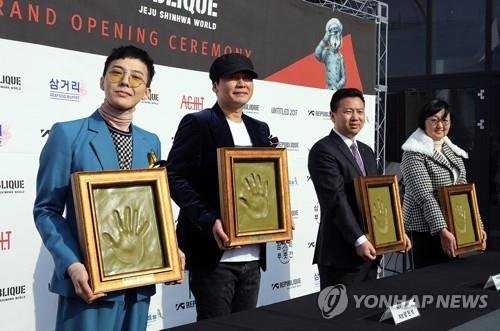 YG푸즈 노희영 대표 핸드프린팅 (서귀포=연합뉴스) YG리퍼블릭 제주신화월드점 오픈 기념행사에서 빅뱅 지드래곤(권지용·GD, 왼쪽부터), 양현석 YG엔터테인먼트 회장, 양즈후이 란딩그룹 회장, 노희영 YG푸즈 대표가 핸드프린팅 액자를 들어 보이고 있다. 2018.2.25 [YG푸즈 제공=연합뉴스] atoz@yna.co.kr