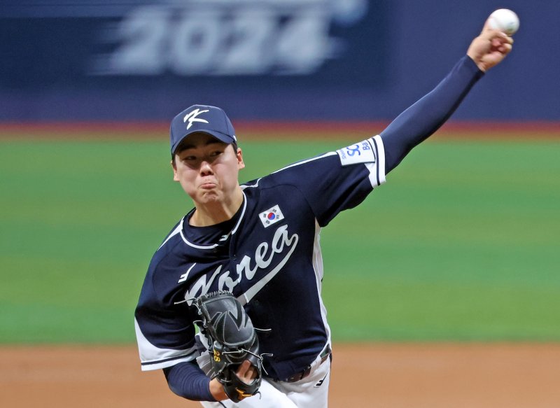 [서울=뉴시스] 김금보 기자 = 2일 서울 구로구 고척스카이돔에서 열린 2024 WBSC 프리미어12 한국 야구대표팀과 쿠바의 2차 평가전, 1회말 한국 선발 최승용이 역투하고 있다. 2024.11.02. kgb@newsis.com