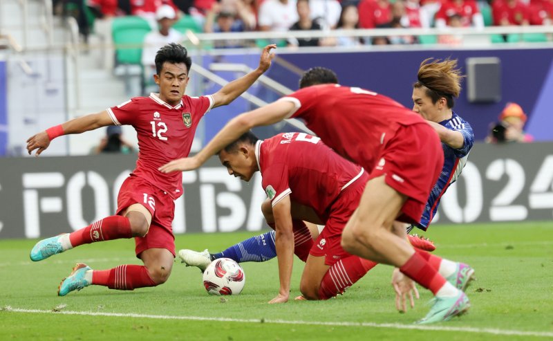 일본 우에다 아야세가 24일(현지시간) 카타르 도하 알투마마 스타디움에서 열린 2023 아시아축구연맹(AFC) 카타르 아시안컵 조별리그 D조 조별리그 3차전 일본과 인도네시아의 경기에서 슛을 때리고 있다. 2024.1.24/뉴스1 ⓒ News1 김성진 기자