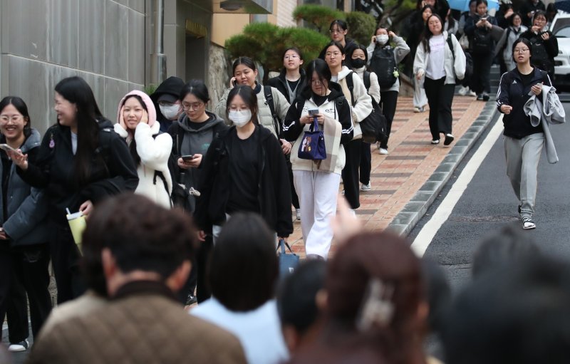 14일 대전시교육청 27지구 제35시험장인 대전 호수돈여자고등학교에서 대학수학능력시험을 마친 수험생들이 시험장을 나서고 있다. 2024.11.14/뉴스1 ⓒ News1 김기태 기자