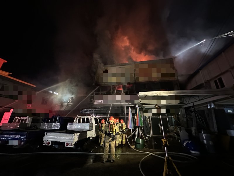 15일 0시 31분쯤 경북 구미시 임수동의 한 공구상가에서 불이나 소방 당국이 화재를 진압하고 있다(경북소방본부 제공)2024.11.15/뉴스1