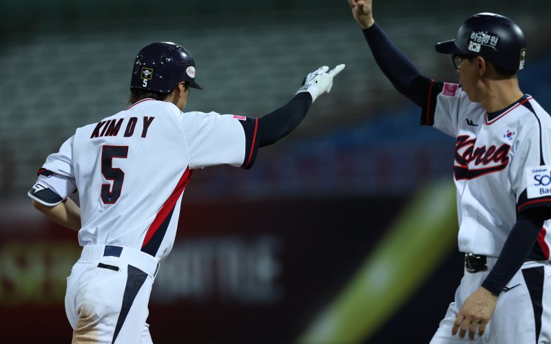 대만 타이베이시 톈무 야구장에서 열린 2024 WBSC 프리미어12 B조 예선 대한민국과 쿠바의 경기, 7회말 대한민국 공격 1사 상황에서 대한민국 김도영이 솔로홈런을 친 뒤 홈을 향해 달리고 있다. 뉴스1