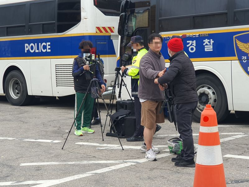 15일 오전 이재명 민주당 대표 선고를 앞두고 서울 서초구 서울중앙지법 인근에서 지지자들끼리 언쟁이 벌어지는 모습. /사진=최은솔 기자