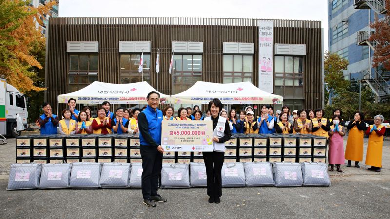 고려아연 김기준 지속가능경영본부장(왼쪽)과 대한적십자사 서울지사 허혜숙 사무처장이 취약계층 후원물품 전달식 기념촬영을 하고 있다. 고려아연제공